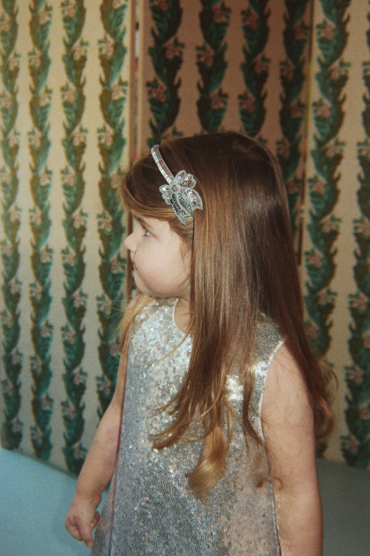 SEQUIN BOW HAIRBRACE – SILVER